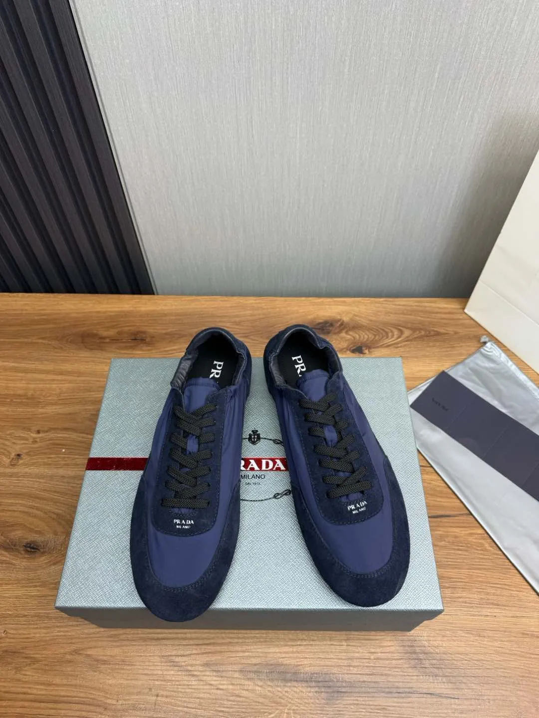 Men's Shoes💰500💰Men's PRADA 2025 Early Spring Collapse New Sports Shoes Moral Training Shoes Collapse's name comes from the fact that it can be easily put on and taken off with bare hands ~ The light and comfortable features create a more relaxed and casual look, and the side elastic design can be worn twice! Super comfortable catwalk sneakers, as thin and light as ballet slippers, as comfortable as sneakers, comfortable and super light on the feet. Fabric: frosted cowhide leather spliced ​​with nylon cloth, cowhide foot pads, men's size 38-45